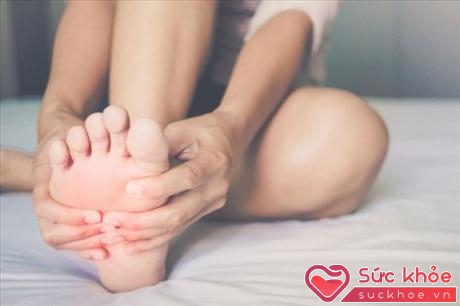 Co rút ngón chân là dấu hiệu của các vấn đề sức khỏe liên quan đến khả năng tuần hoàn hoặc hệ thần kinh trung ương.