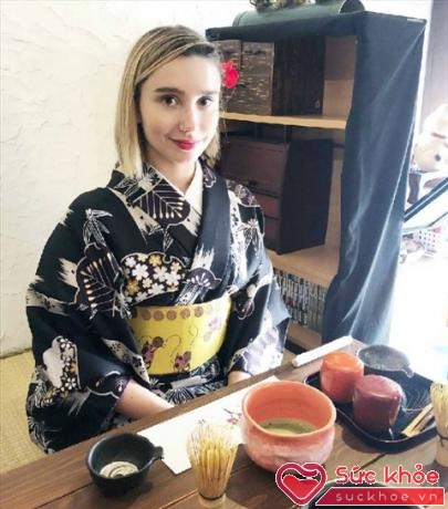 Amanda Montell trải nghiệm văn hóa trà đạo tại Nhật Bản.