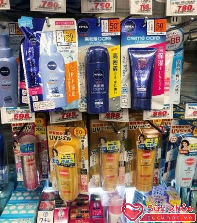 Kem chống nắng được bày bán phổ biến tại các cửa hàng dược phẩm ở Nhật.