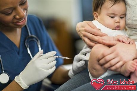 Trẻ nhỏ có thể gặp một vài phản ứng sau tiêm nhưng tiêm phòng mang tính sống còn với trẻ (Ảnh minh họa: Internet)
