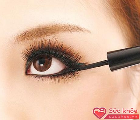 Sử dụng một bút kẻ mắt dạng nước để giúp gia tăng nhanh chóng đường viền mắt.