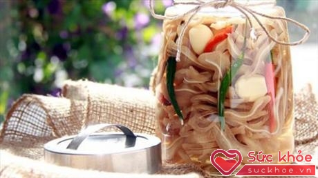 Giấm được dùng trong nhiều món ăn ngon của người Việt (ảnh: Internet)