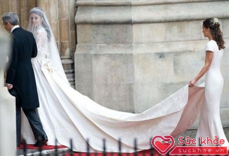 Pippa Middleton (khi đó 27 tuổi), đã gây ấn tượng mạnh với mọi người khi cô diện váy trắng ôm sát cơ thể mình.