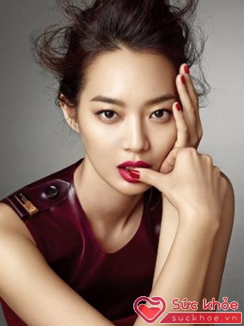 Gương mặt nàng cáo Shin Min Ah đầy quyến rũ, cá tính với lông mày thẳng, hướng lên trên.