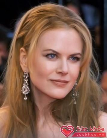 Nicole Kidman sở hữu khuôn mặt hình viên kim cương và thật gợi cảm với chuỗi hạt lấp lánh hình giọt nước