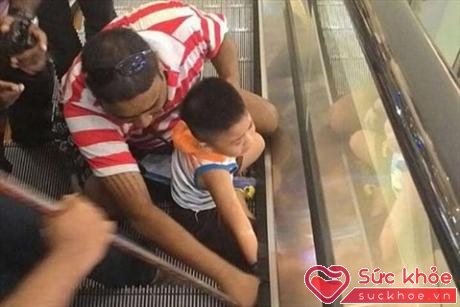 Một bé trai 3 tuổi người Malaysia bị mắc kẹt tay trong thang cuốn khi cùng gia đình đi mua sắm tại một trung tâm thương mại