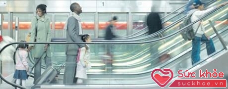 Bố mẹ cần để mắt tới trẻ thường xuyên khi đi tới siêu thị hoặc nơi đông người, đặc biệt khi đi thang máy