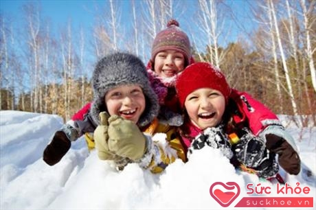 Đừng ngại cho trẻ vận động ngoài trời kể cả khi lạnh để thích nghi với thời tiết (Ảnh minh họa: Internet)