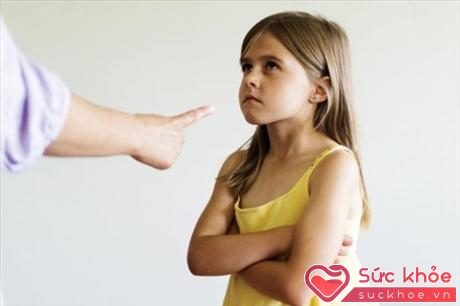 Trẻ sẽ trở nên nhút nhát khi bị mắng quá nhiều lần trước mặt người khác (Ảnh minh họa: Internet)