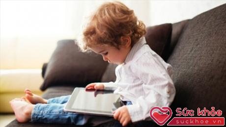 Trẻ nhỏ 2 tuổi sử dụng được thiết bị công nghệ không còn là chuyện quá ngạc nhiên (Ảnh minh họa: Internet)