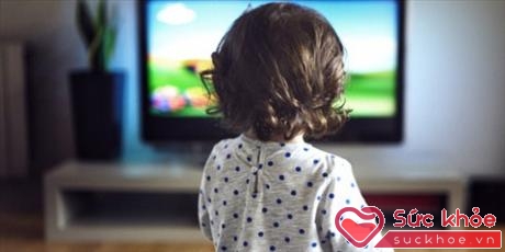 Ti vi, điện thoại, máy tính luôn có sức hấp dẫn với trẻ hơn bất cứ trò chơi nào khác (Ảnh minh họa: Internet)