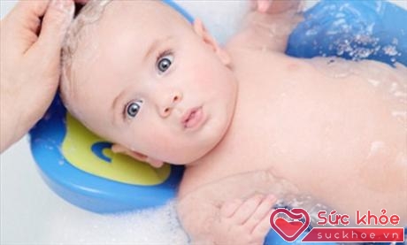 Trẻ sơ sinh cần được tắm cẩn thận (ảnh minh họa: Internet)