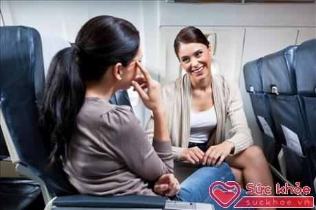 Nếu đã biết mình có thể sẽ bị say máy bay, hãy lựa chọn chỗ ngồi hợp lý khi đặt vé máy bay.