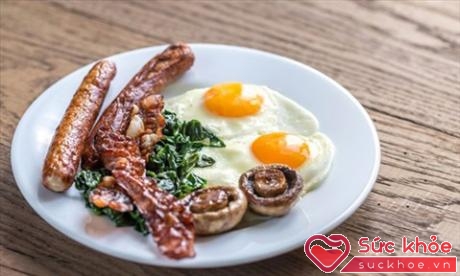 Bữa sáng giàu protein sẽ tránh việc phải ăn nhiều vào buổi trưa (Ảnh: Plastima)