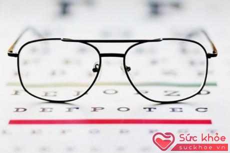 Khi mua kính, cần hỏi xem mắt kính được làm từ chất liệu gì?