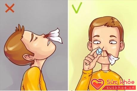 Có thể chườm đá hay đặt khăn mát lên vùng gốc mũi và má của trẻ giúp mạch máu ở mũi co lại, làm chậm quá trình chảy máu.
