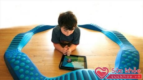Đứa trẻ có thiết bị công nghệ trong tay sẽ dán mắt vào đó (Ảnh minh họa: Internet)