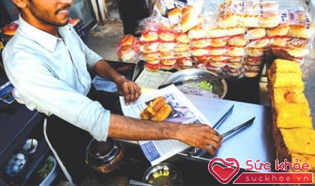 Hình ảnh gói món ăn bằng giấy báo xuất hiện khắp nơi trên các con phố ở Ấn Độ.