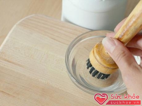 Để làm điều này, bạn nhỏ 4-5 giọt thuốc tẩy vào một bát nước lạnh rồi dùng bàn chải lông cứng nhẹ nhàng chà trên bề mặt. 