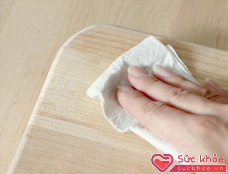 Sau khi hoàn tất, hãy lau sạch bề mặt bằng ngăn giấy ẩm và kết thúc thì dùng miếng vải khô lau sạch.