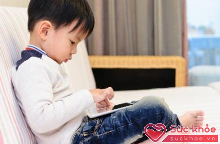 Trẻ bị cô lập và ít giao tiếp với môi trường xung quanh khi phụ thuộc vào thiết bị điện tử