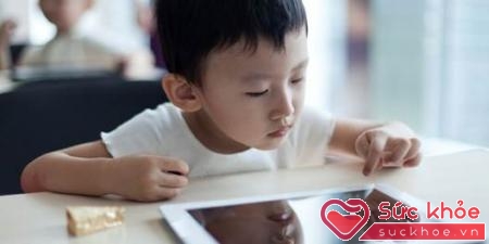 Cho trẻ em chơi iPhone, iPad khi ăn là một trong những nguyên nhân khiến trẻ biếng ăn và gây ra nhiều hậu quả sau này. (Ảnh minh họa)