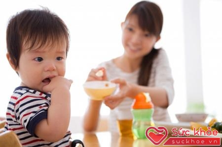 Cha mẹ không nên cho con ăn nhiều rau và giảm chất đạm trong khẩu phần ăn mỗi ngày của con chỉ vì sợ con bị táo bón. (Ảnh minh họa)
