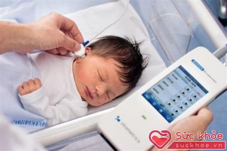 Đo thính lực cho trẻ sơ sinh giúp phát hiện sớm bệnh.