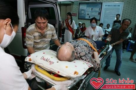 Cấp cứu bệnh nhân tại Bệnh viện Tim Hà Nội (Ảnh: Trần Minh)