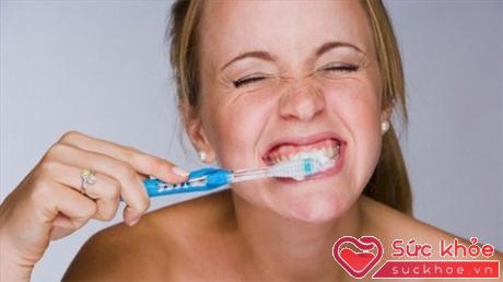 Đánh răng quá mạnh là một trong những nguyên nhân khiến răng ê buốt (Ảnh minh họa: Internet)