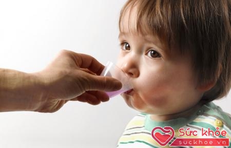 Không cho trẻ bú sữa no trước khi uống thuốc tránh cho trẻ từ chối uống thuốc.