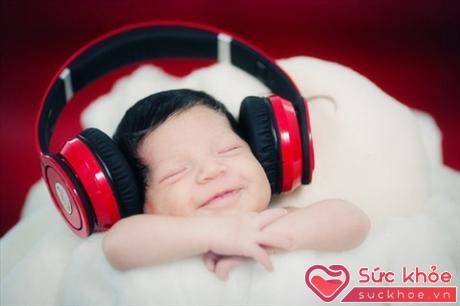 Nhiều bố mẹ tin rằng cho trẻ sẽ thông minh hơn nếu được nghe nhạc thường xuyên (Ảnh minh họa: Internet)