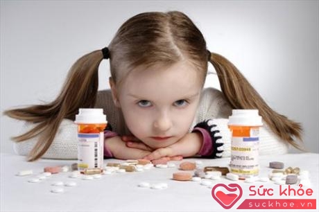 Việc tự ý dùng thuốc cho trẻ có thể dẫn đến nhiều hậu quả nghiêm trọng (Ảnh minh họa: Internet)