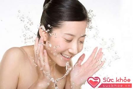  Ở bất kỳ mùa nào, việc rửa mặt bằng nước lạnh được ủng hộ vì giúp cải thiện lưu thông máu mũi, cải thiện khả năng chống cảm lạnh.