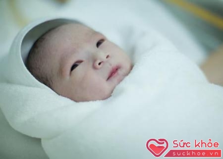Trẻ sơ sinh sẽ sụt đi 7-10% cân nặng lúc bé mới sinh ra trong khoảng 3-5 ngày đầu tiên. (Ảnh minh họa)