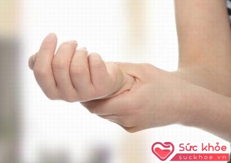 Hội chứng ống cổ tay có thể nặng lên trong các trường hợp vận động cổ bàn tay lặp đi lặp lại như ở người đánh máy, lái xe... (Ảnh: Tấn Thạnh)