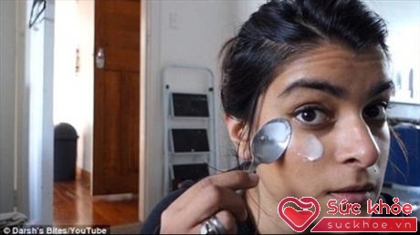 Hình ảnh Darshika Patel trong video hướng dẫn dùng baking soda để trị thâm mắt