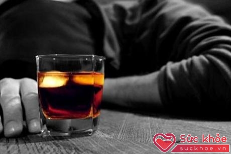 Lạm dụng rượu sẽ gây ảnh hưởng tiêu cực tới não bộ (ảnh minh họa: Internet)