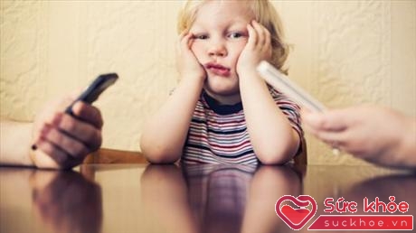 Bố mẹ nghiện điện thoại không chỉ ảnh hưởng đến sức khỏe mà còn đến tâm lý của con trẻ (Ảnh minh họa: Internet)