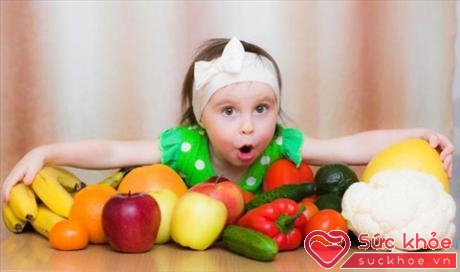 Khuyến khích bé chơi với thức ăn để tạo cảm giác an toàn và kích thích khả năng ăn uống chủ động ở trẻ