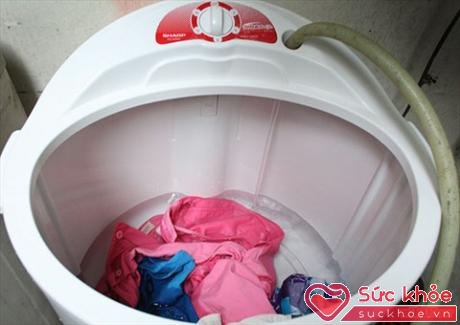 Nhiều người tiện tay cho đồ lót vào máy giặt nhưng lại khiến đồ lót bẩn hơn (Ảnh minh họa: Internet)