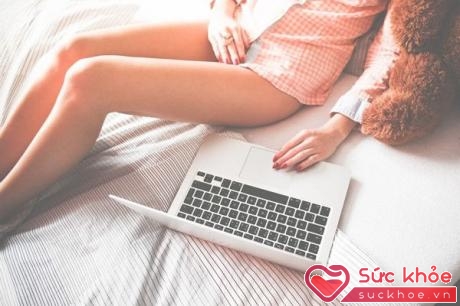  Đặt máy tính lên bụng cũng khiến xương sống và xương cổ của bạn bị ảnh hưởng