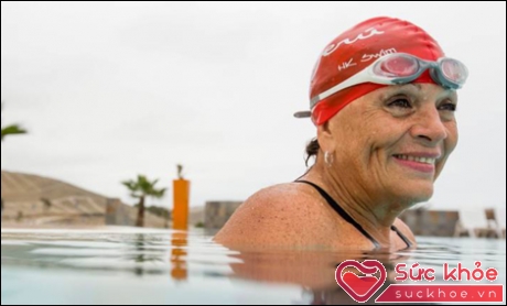 Bà Ana María Canaval Landázuri - nhà vô địch bơi lội ở tuổi 65