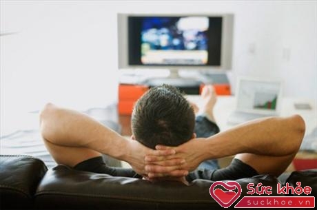 Mỗi giờ ngồi xem TV liên tục không vận động sẽ giảm 21,8 phút tuổi thọ (Ảnh minh họa)
