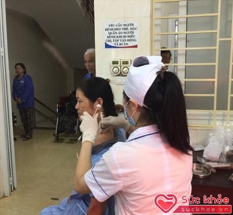 Phục hồi chức năng cho người viêm quanh khớp vai bằng phương pháp thủy châm tại BV PHCN Nghệ An