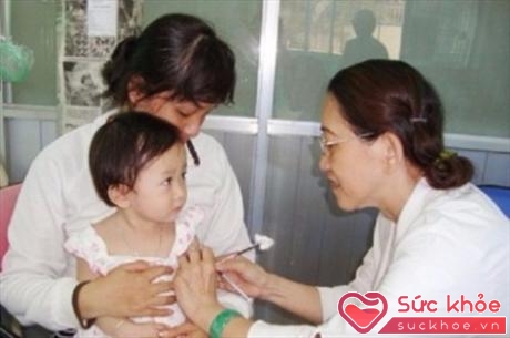Trẻ cần được khám sàng lọc trước khi tiêm vắc-xin (Ảnh: Cục Y tế Dự phòng)