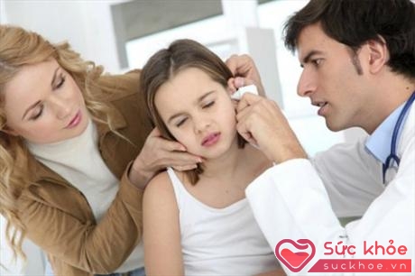 Chỉ lau vành tai và bên ngoài tai bằng khăn mềm hoặc bông tăm để làm sạch tai cho bé. Trường hợp đặc biệt, bố mẹ nên đưa con đến bác sĩ chuyên khoa tai - mũi - họng (Ảnh minh họa: GH)