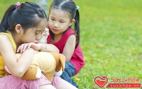 Trẻ cần được học cách biết cảm thông và chia sẻ với những người xung quanh