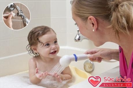 Mẹ nên chú ý các nguyên tắc tắm để đảm bảo sức khỏe cho trẻ vào mùa đông