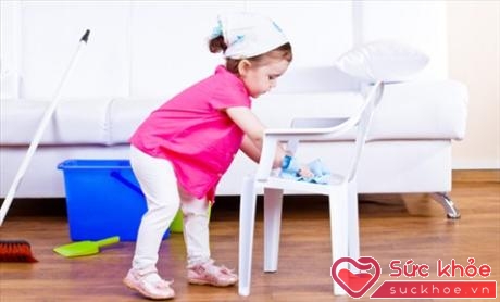 Trẻ có thể bắt đầu làm việc nhà từ khi 2-3 tuổi (Ảnh minh họa: Internet)